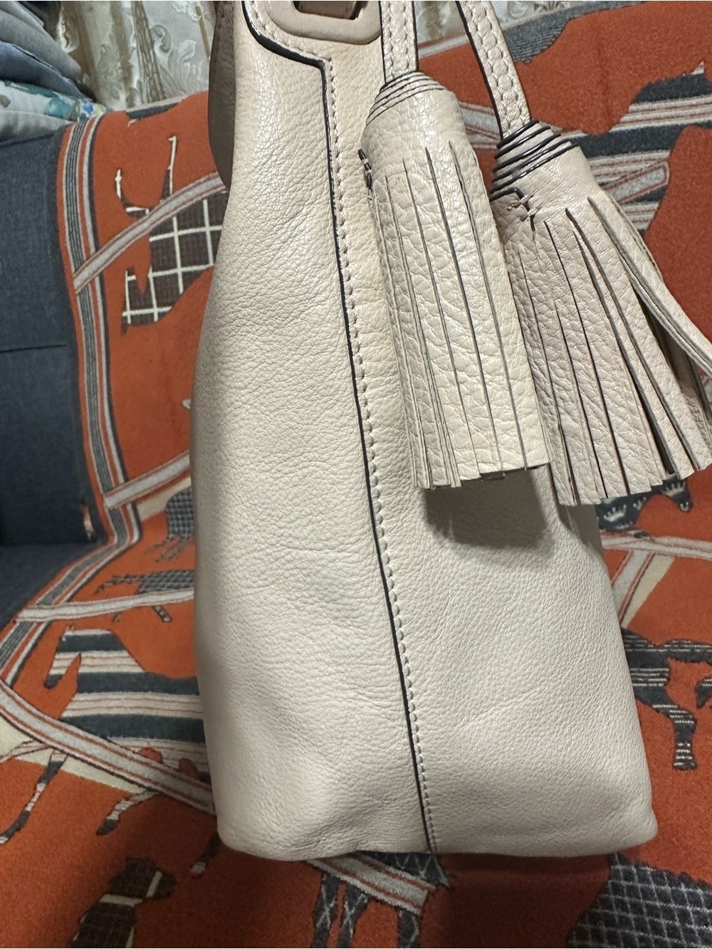 TORY BURCH ❤️🌟PEBBLED LEATHER  SHOULDER HOBO IN CREAM  WITH TASSEL ⭐️ - Picture 4 of 7